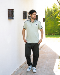 Basic Men's pajamas text how many collar and trousers