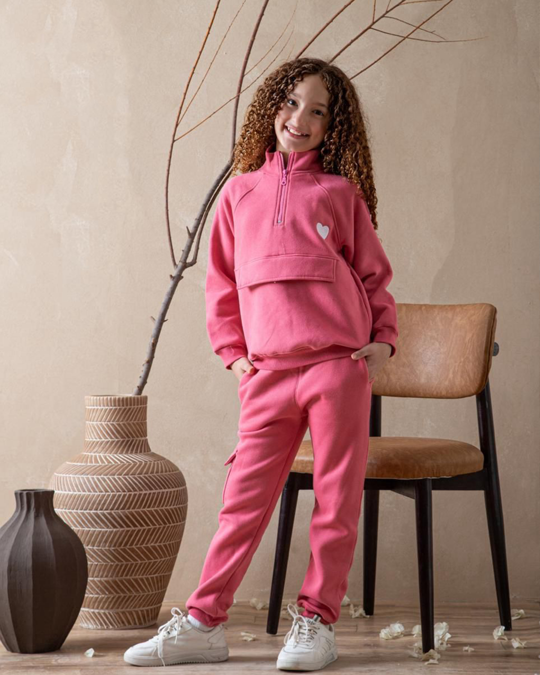 Girls' pajamas with a medium length and a heart-shaped pants with a zipper on the chest