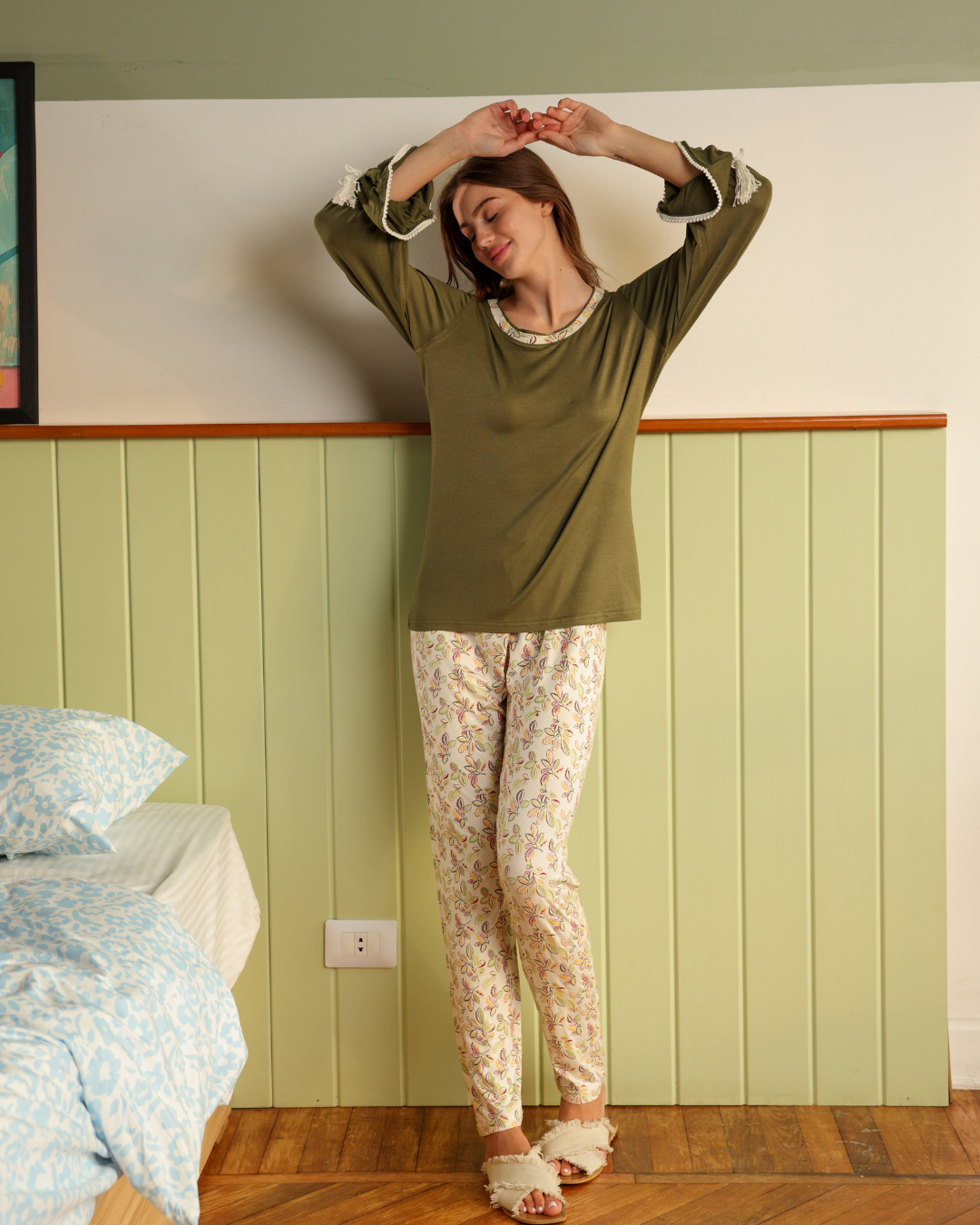 بيجاما حريمي كم طويل مع بنطلون طويل تطريز زهرة اللوتس على الاكمام