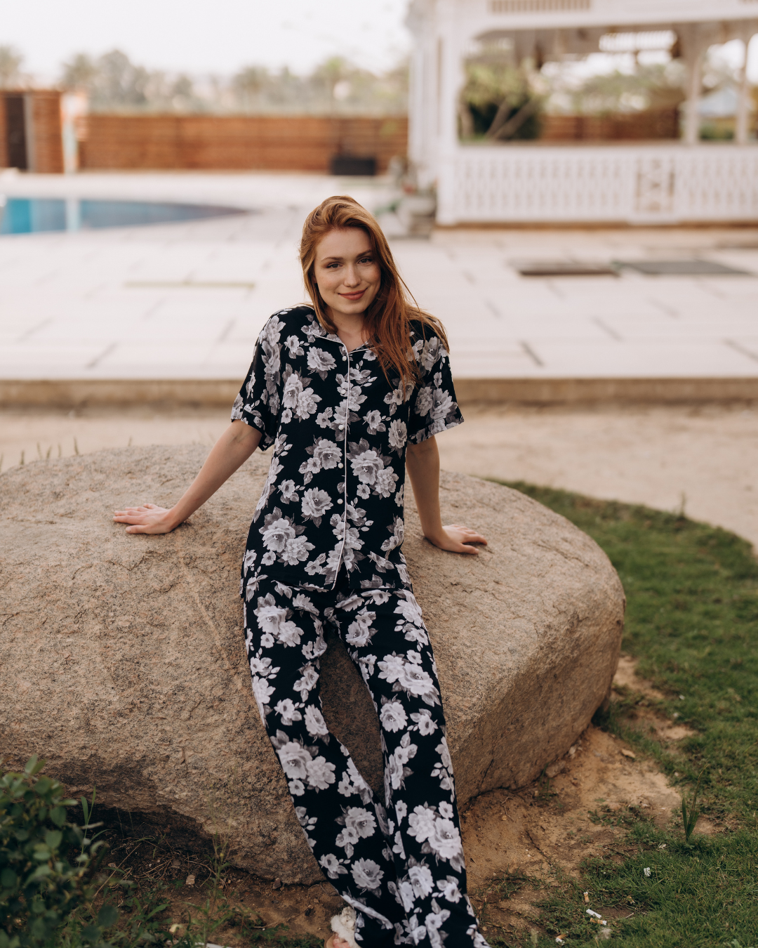 Women's pajamas printed with a classic collar and trouser buttons