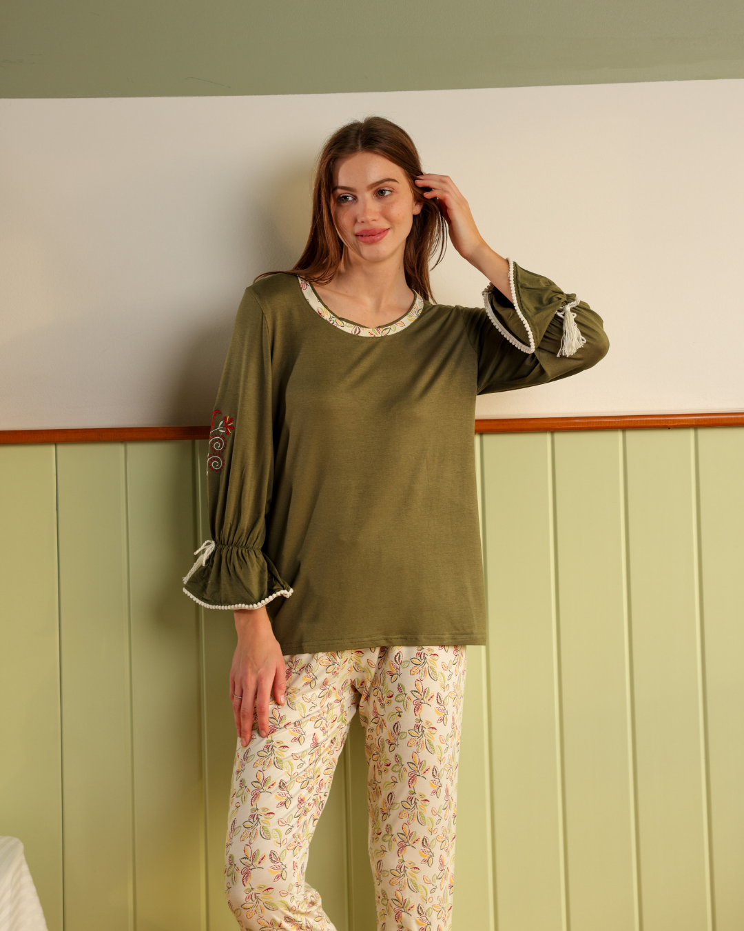 بيجاما حريمي كم طويل مع بنطلون طويل تطريز زهرة اللوتس على الاكمام