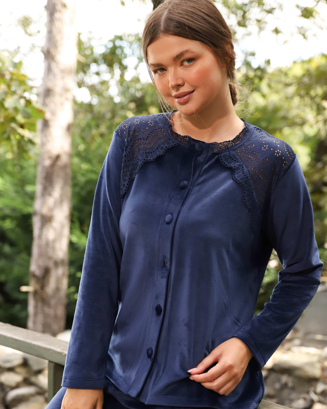 بيجامه حريمي كلاسيك دانتيل علي الكتف بزراير