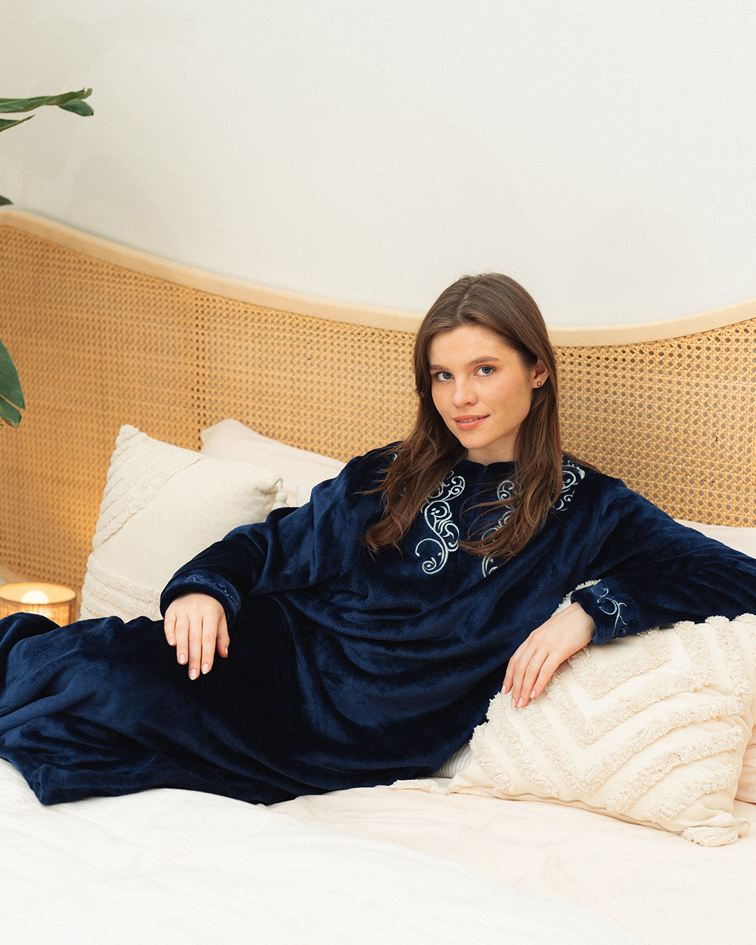 Women's galabiya with zippered chest and polar embroidery on the chest