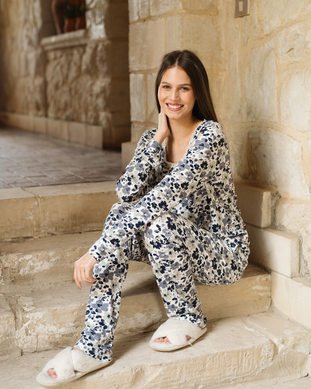 Big Blue Flowers بيجاما حريمي كُم طويل بدانتل