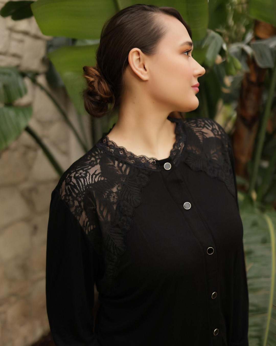 بيجامه حريمي تيشرت كم بزارير ودانتيل علي الكتف وبنطلون مشجر