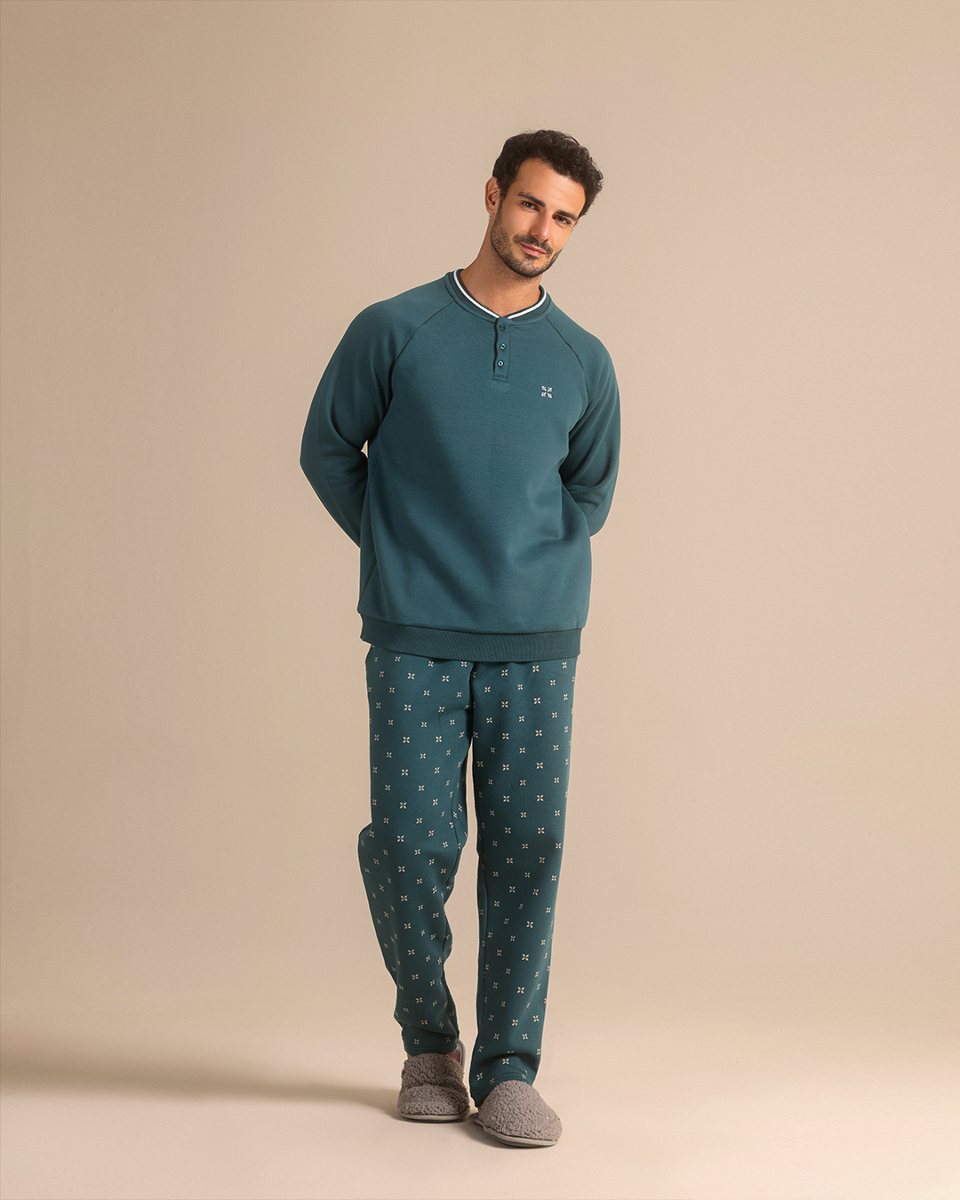بيجاما بياقة هنلي وبنطلون مطبوع