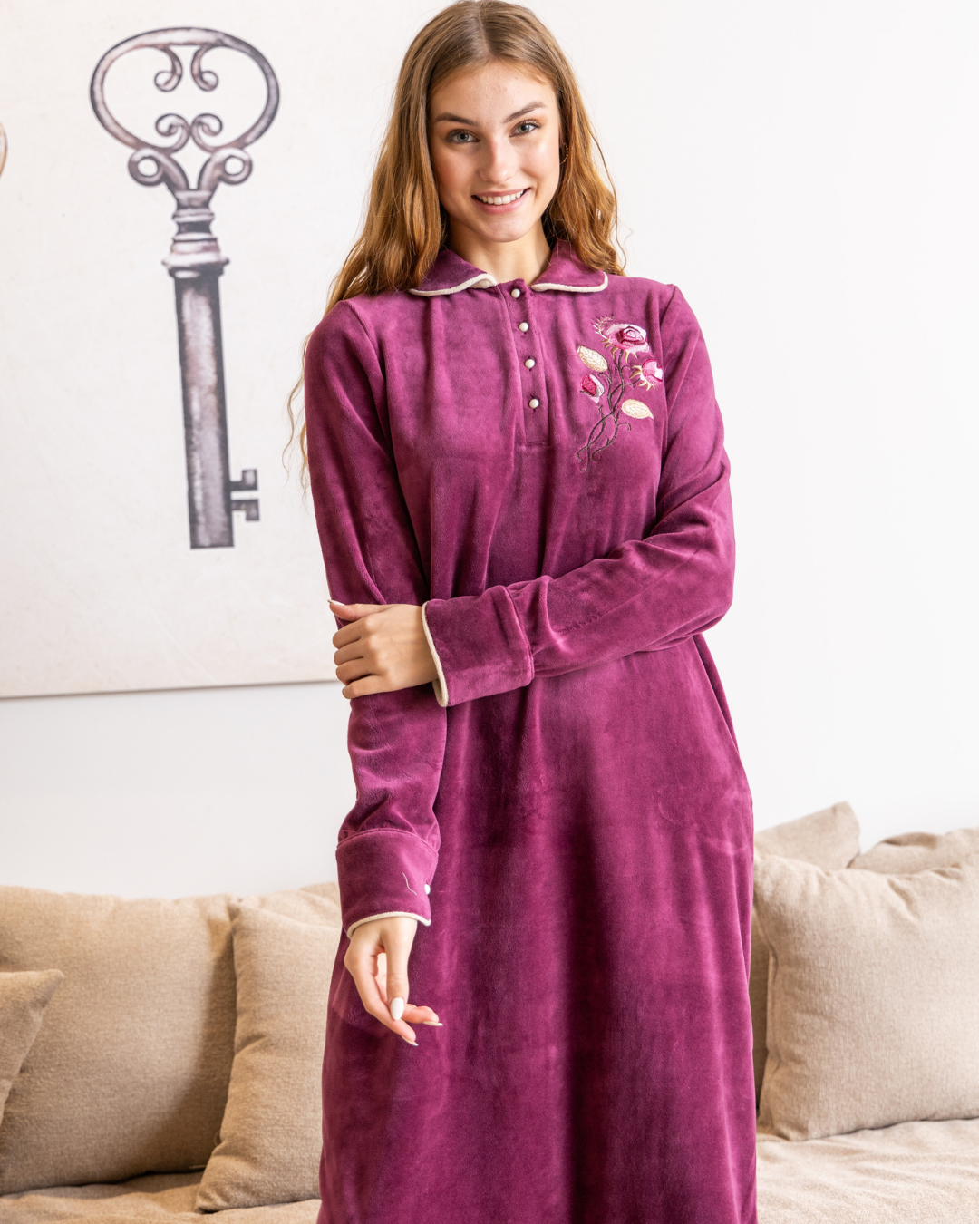 قميص نوم حريمي قطيفه كوله ومرد مطرز علي الصدر