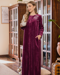 قميص نوم حريمي قطيفه رقبه مدوره بسفره مطرز علي الكتفين