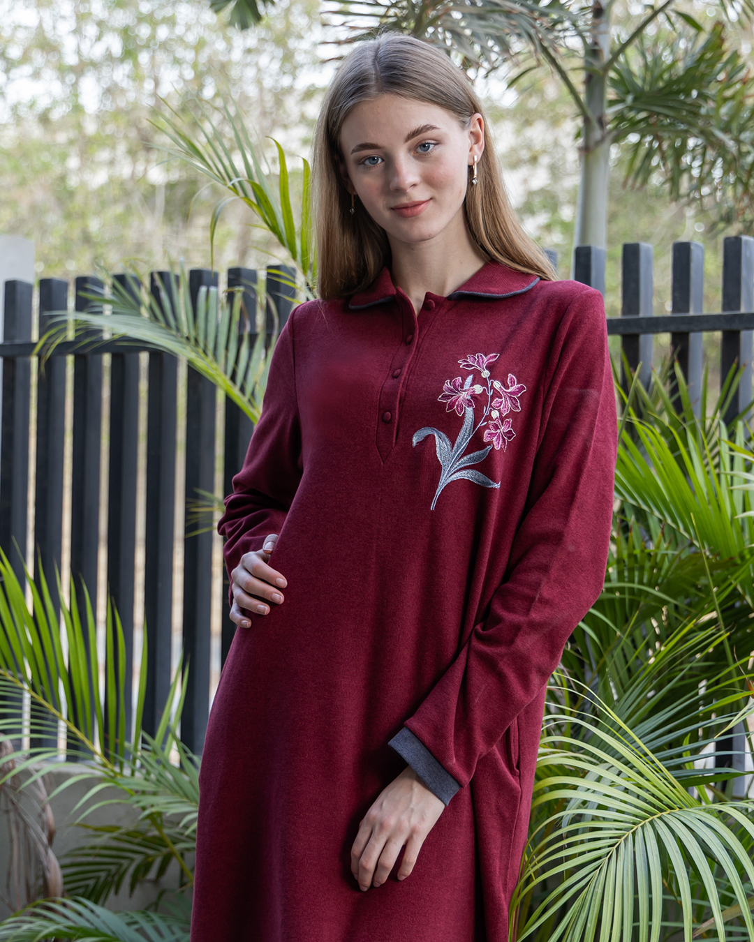 Women's nightgown, cashmere, collar and rose embroidered with a bouquet