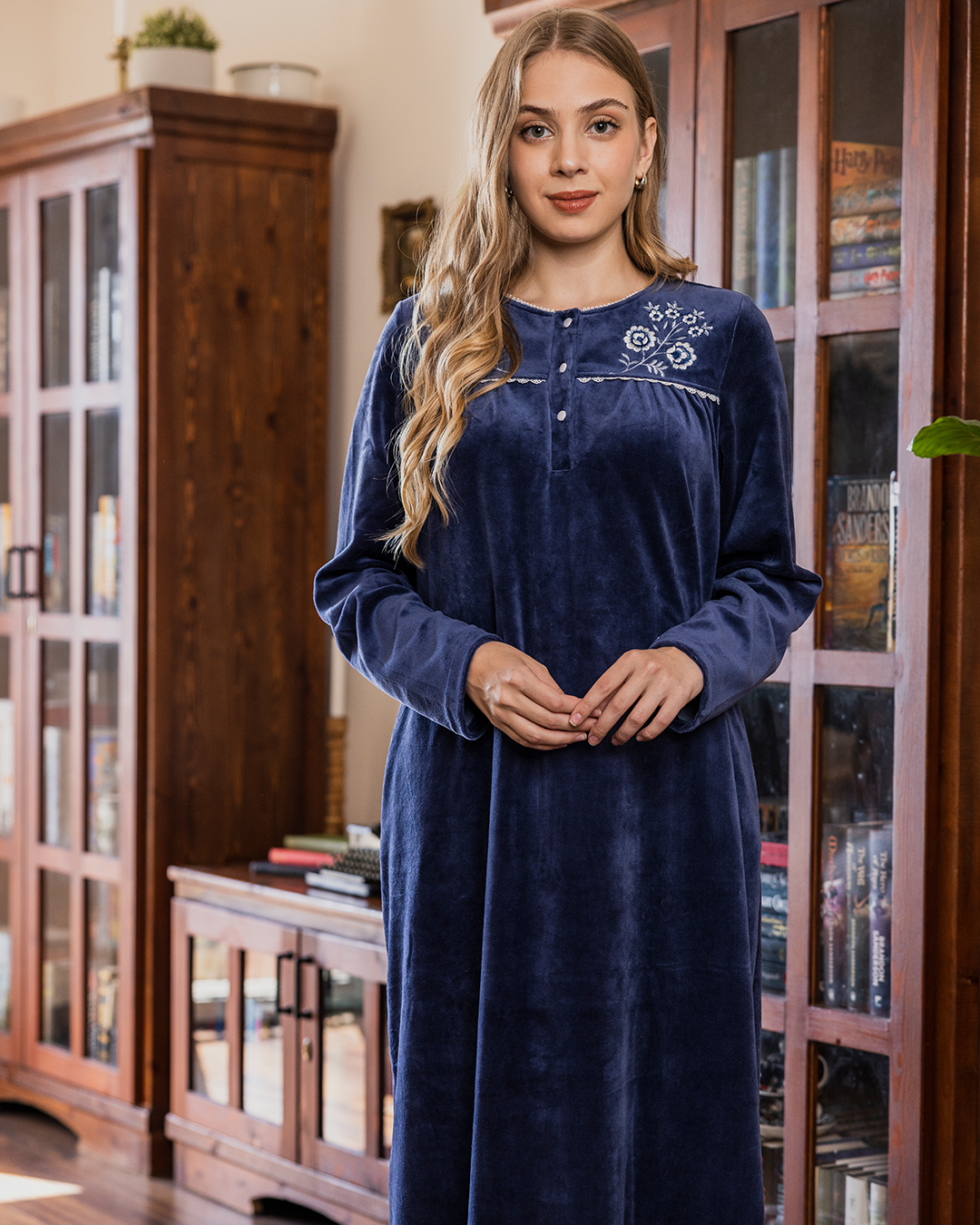 قميص نوم حريمي قطيفه رقبه مدوره بسفره مطرز علي الكتفين