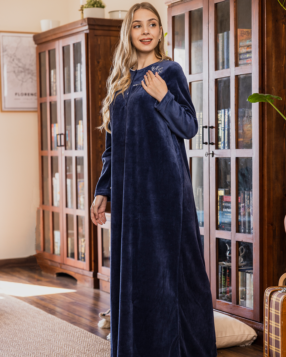 قميص نوم حريمي قطيفه رقبه مدوره بسفره مطرز علي الكتفين