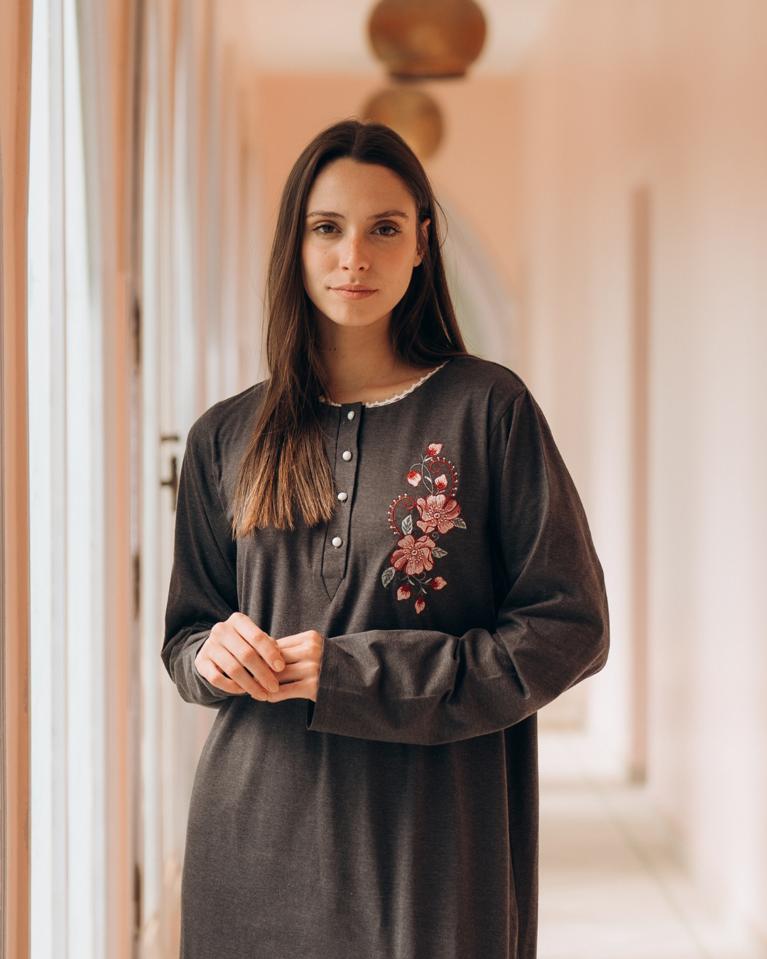 قميص حريمي سنجل قطن مطرز رقبه مدورة بمرد بكم