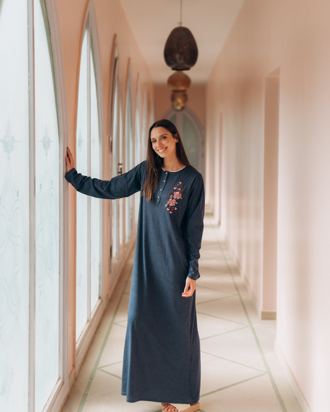 قميص حريمي سنجل قطن مطرز رقبه مدورة بمرد بكم