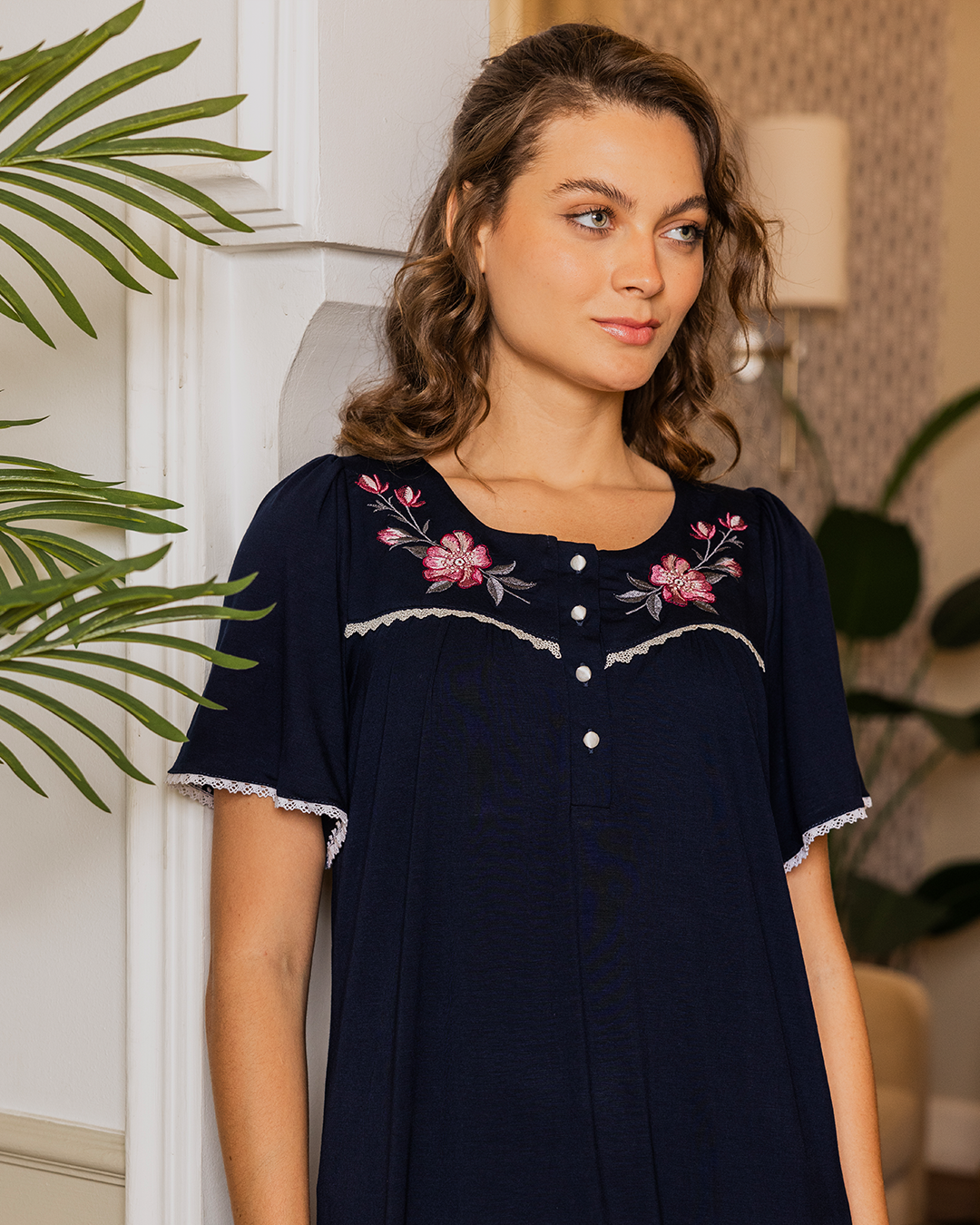 قميص حريمي ليكرا ساده مطرز بسفره ومرد 1/2 كم