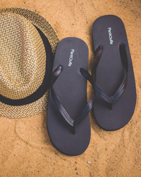 Pantoufle d'été des hommes noirs