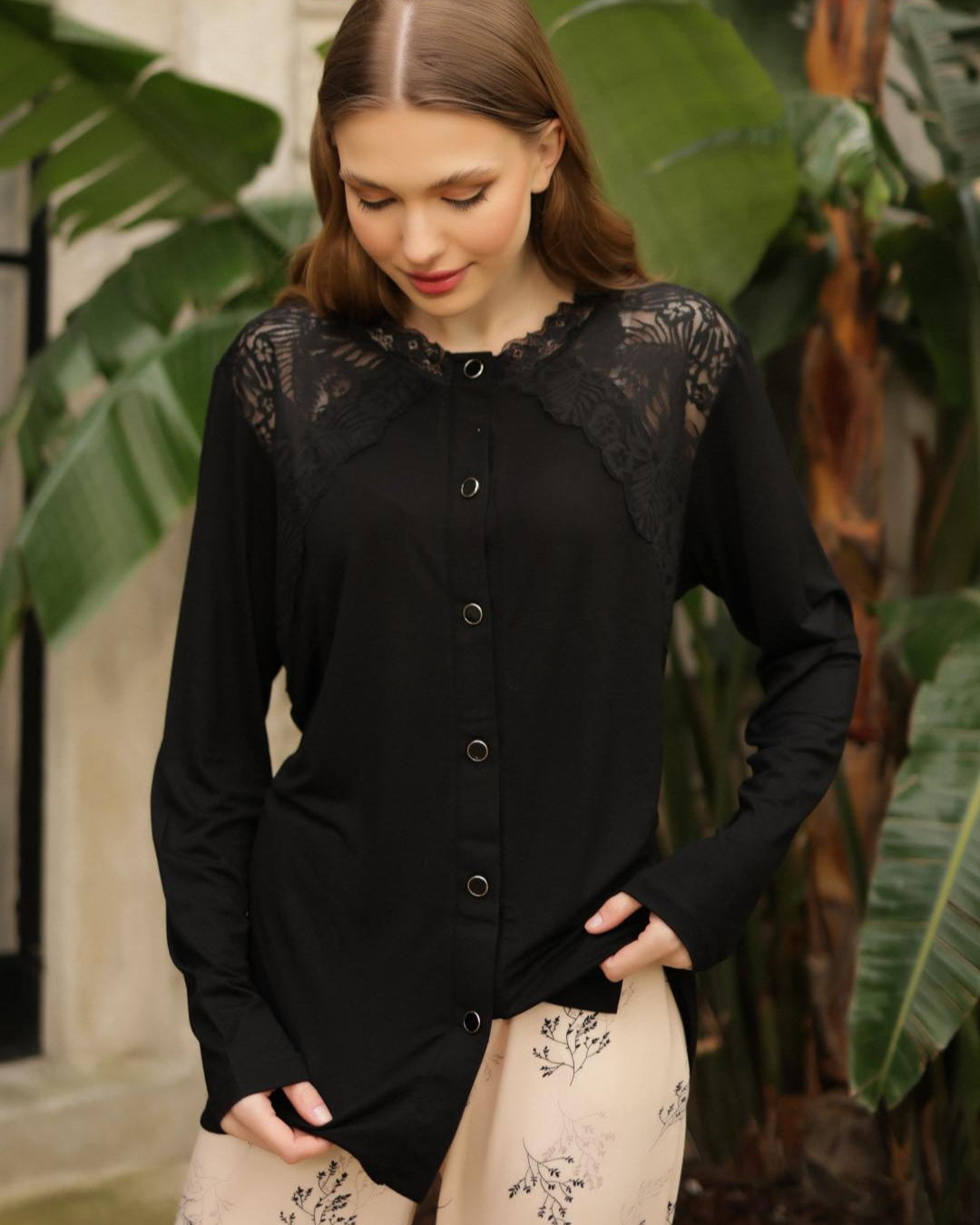 بيجامه حريمي تيشرت كم بزارير ودانتيل علي الكتف وبنطلون مشجر