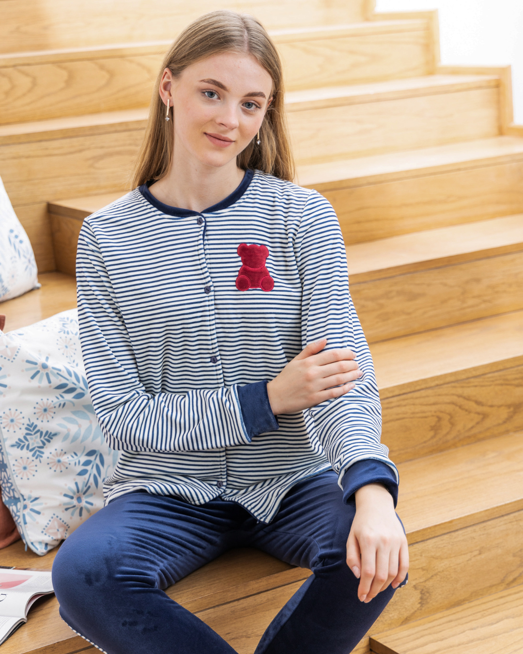 بيجامه حريمي قطيفة كنزة مقلمة بالكامل