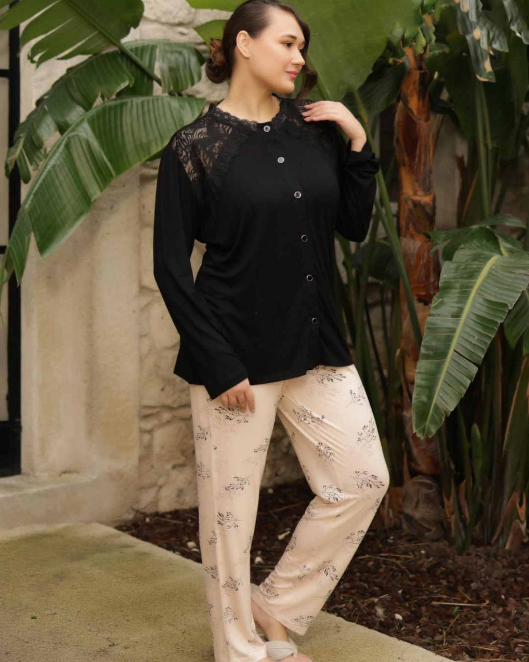 بيجامه حريمي تيشرت كم بزارير ودانتيل علي الكتف وبنطلون مشجر