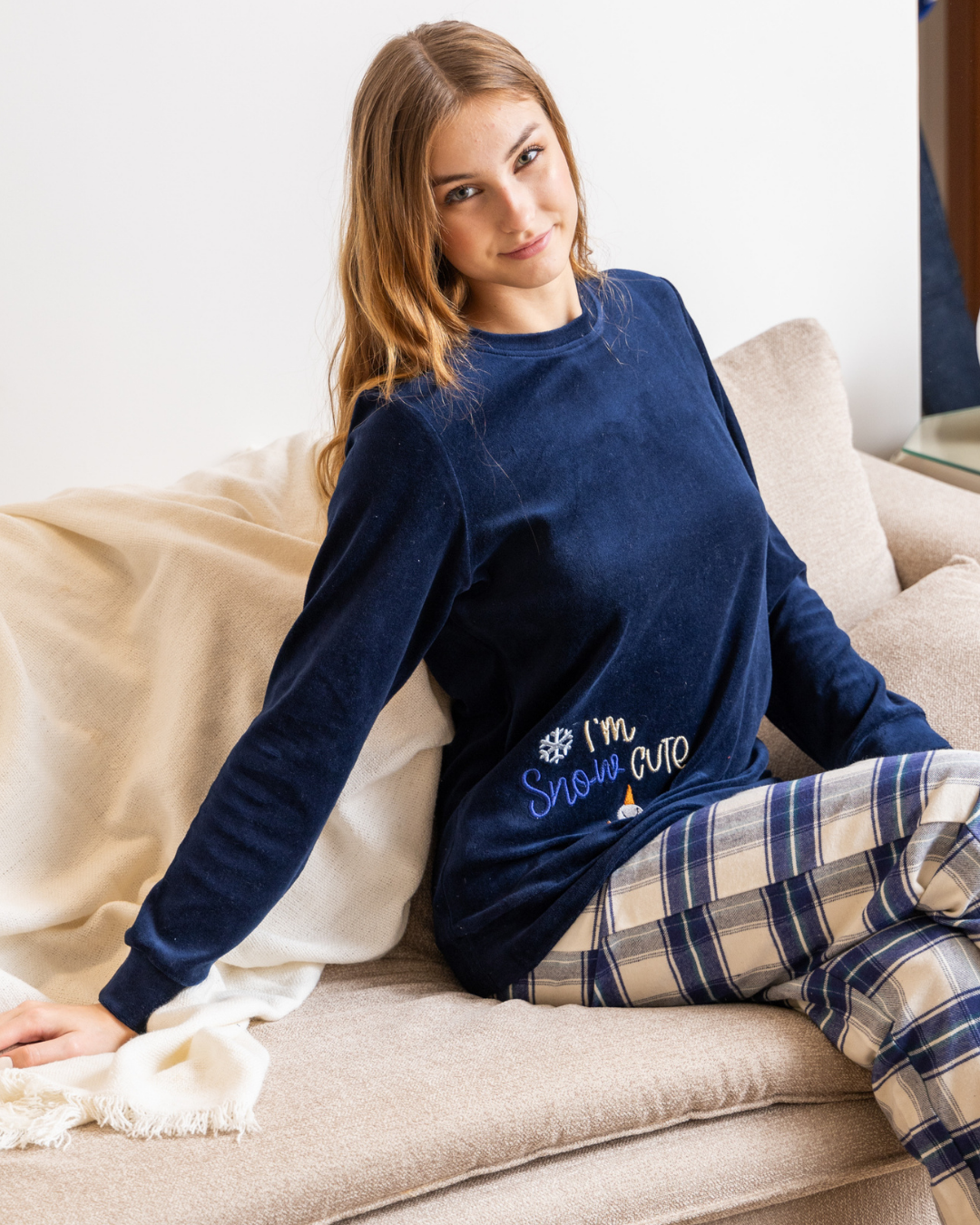 snow Women's pajamas, velvet, round neck, embroidered with check pants