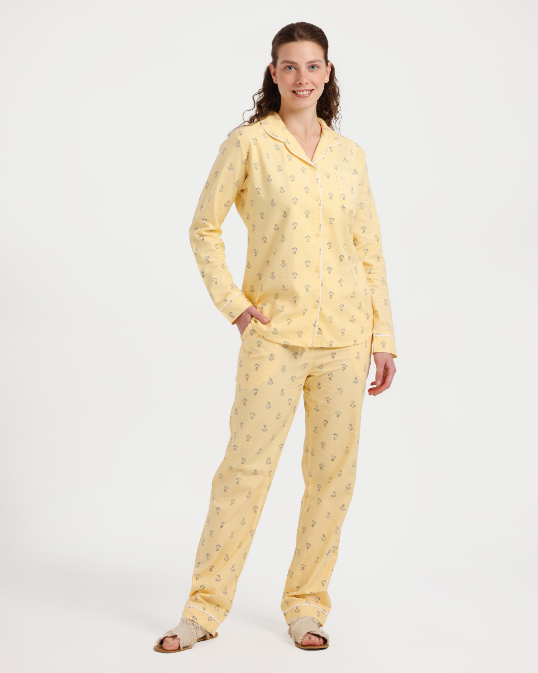 Classic Women's Pajama Set with Long Sleeves and Pants in Small Geometric Patterns