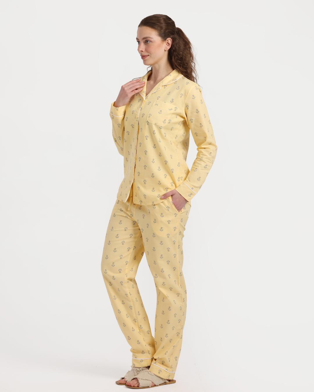 Classic Women's Pajama Set with Long Sleeves and Pants in Small Geometric Patterns