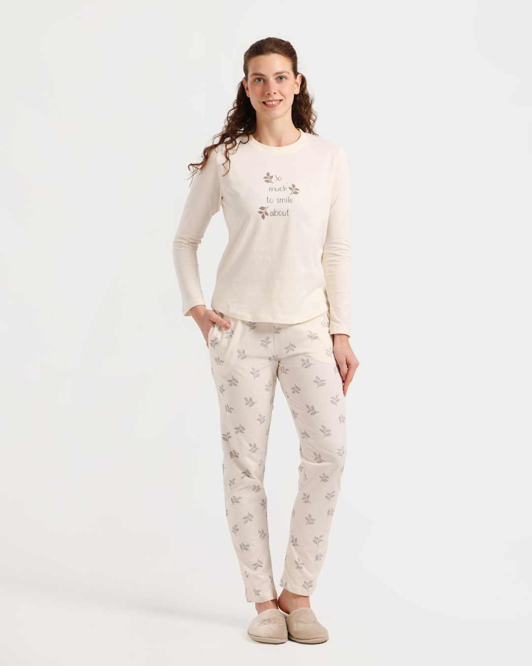 Women's pajama set with sleeves and leaf-patterned pants