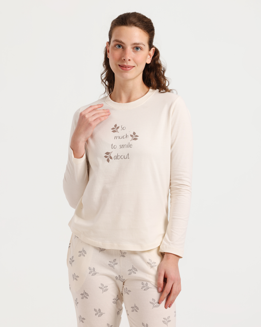 Women's pajama set with sleeves and leaf-patterned pants