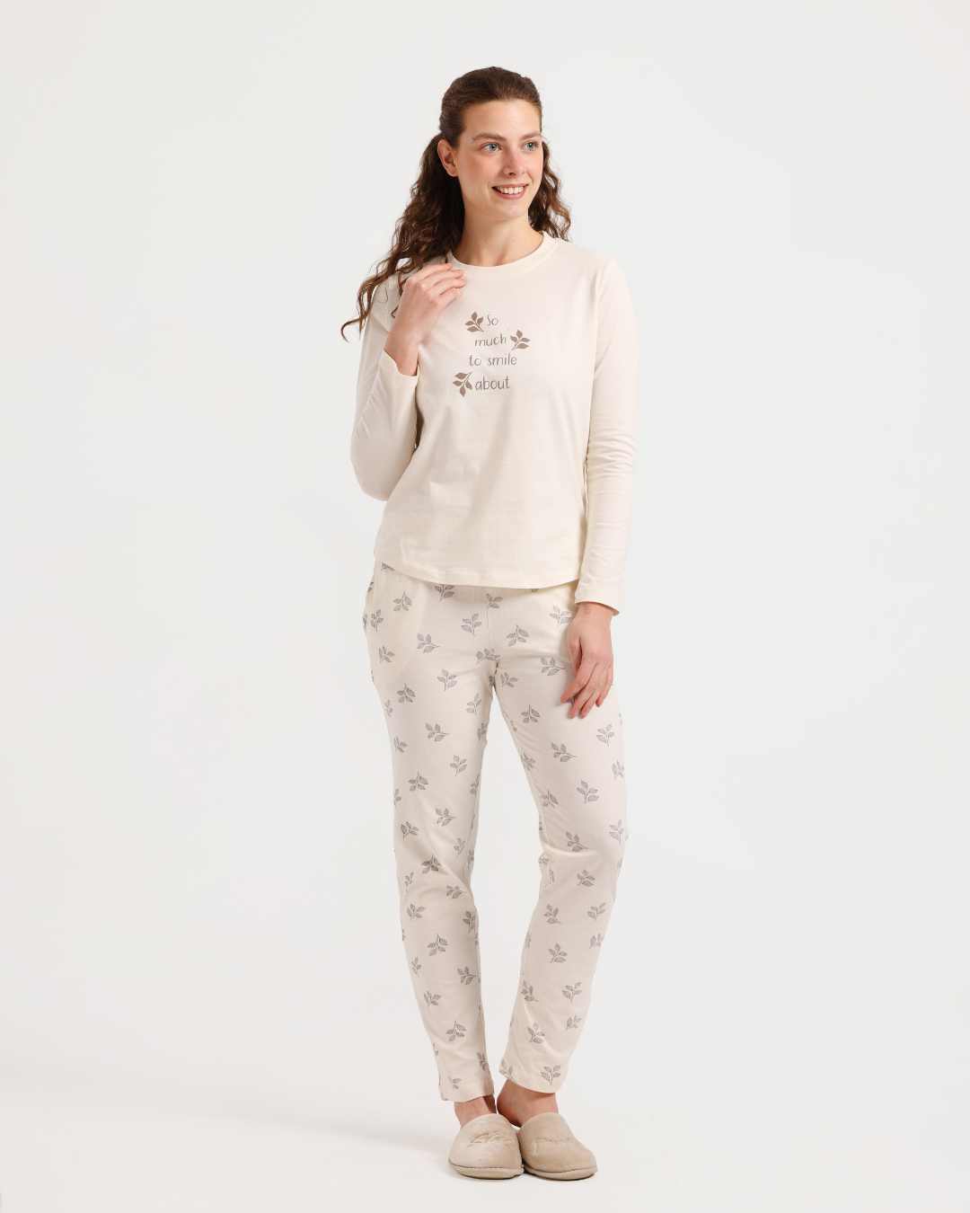 Women's pajama set with sleeves and leaf-patterned pants