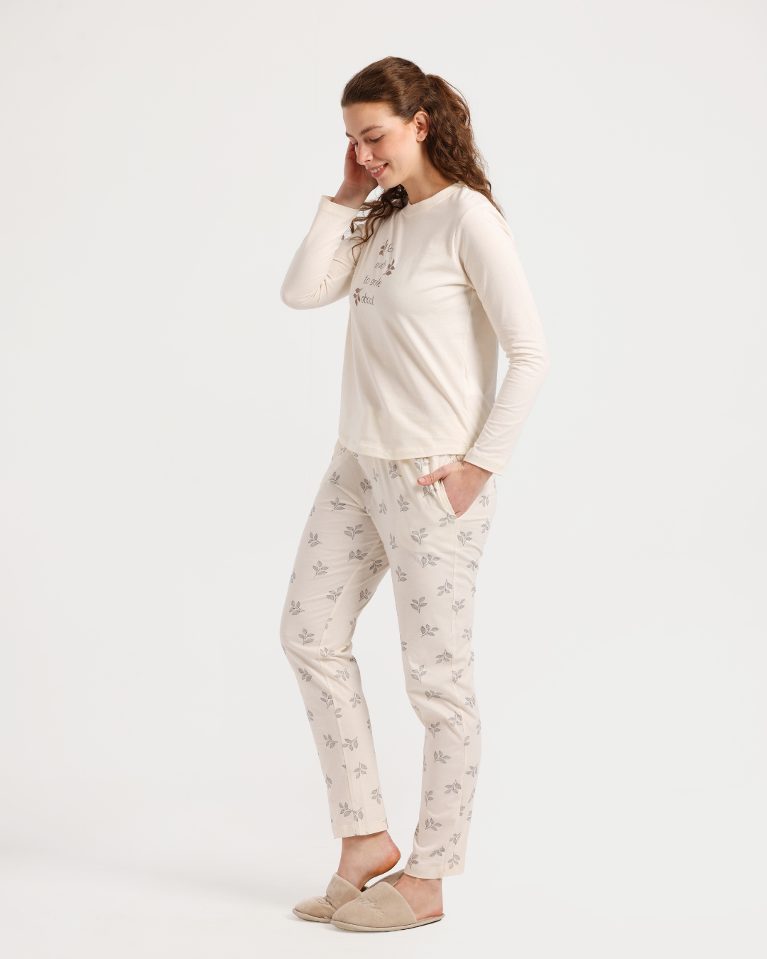 Women's pajama set with sleeves and leaf-patterned pants