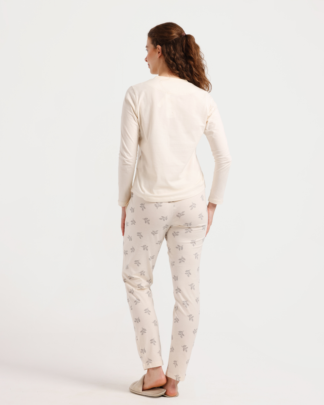 Women's pajama set with sleeves and leaf-patterned pants