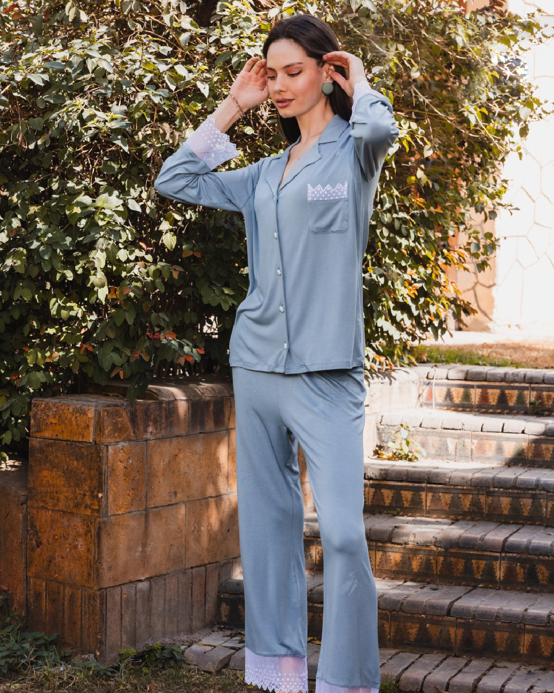 بيجامه حريمي كلاسيك تيشرت كم وبنطلون دانتيل جيب علي الصدر