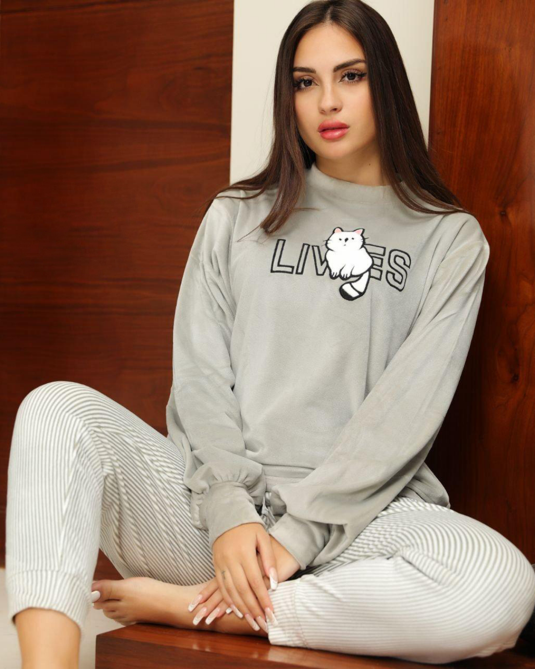 lives بيجامه حريمي طباعه علي الصدر قطه