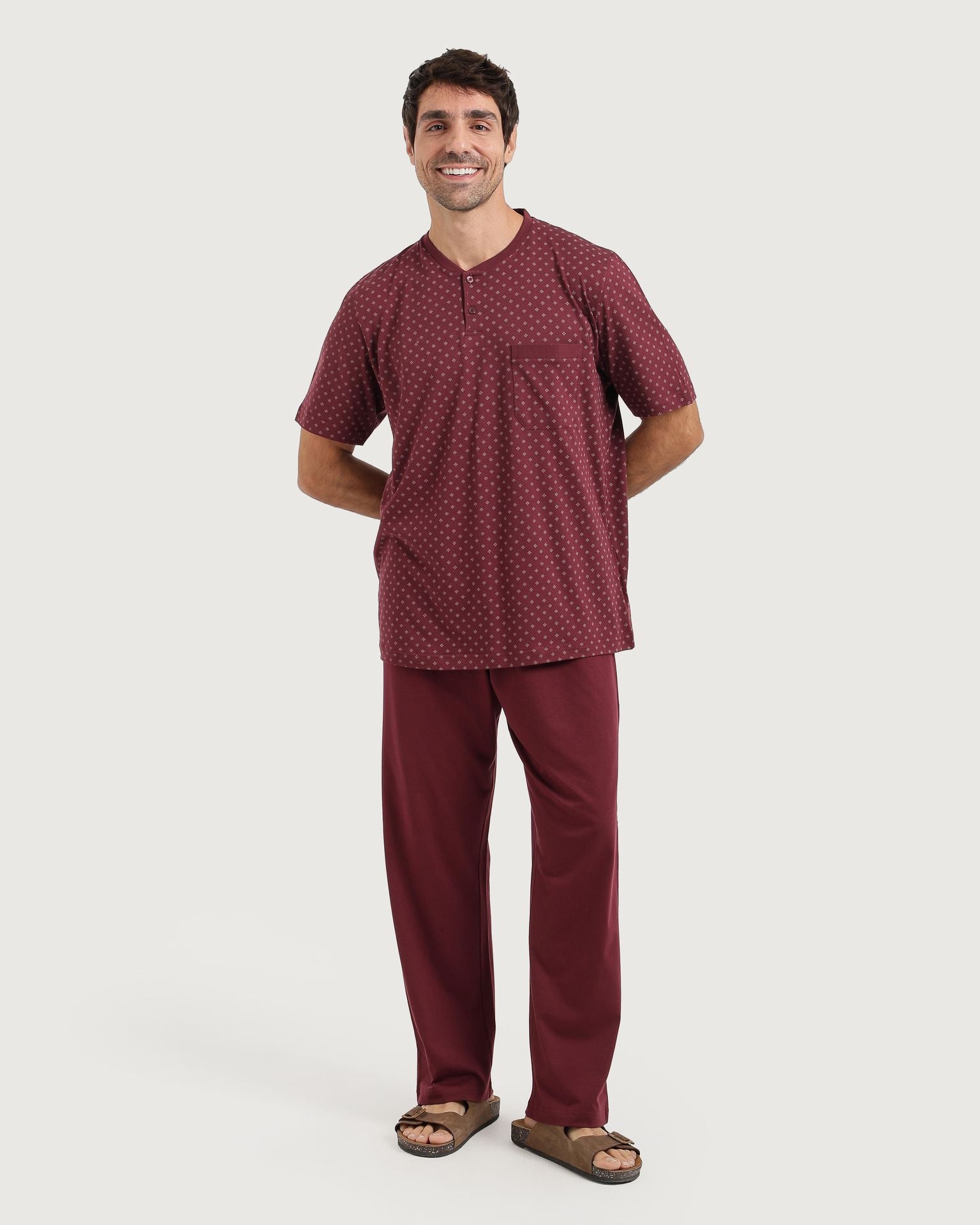 رجل بإطلالة كلاسيكية راقية ببجامة بنقشة هندسية مميزة