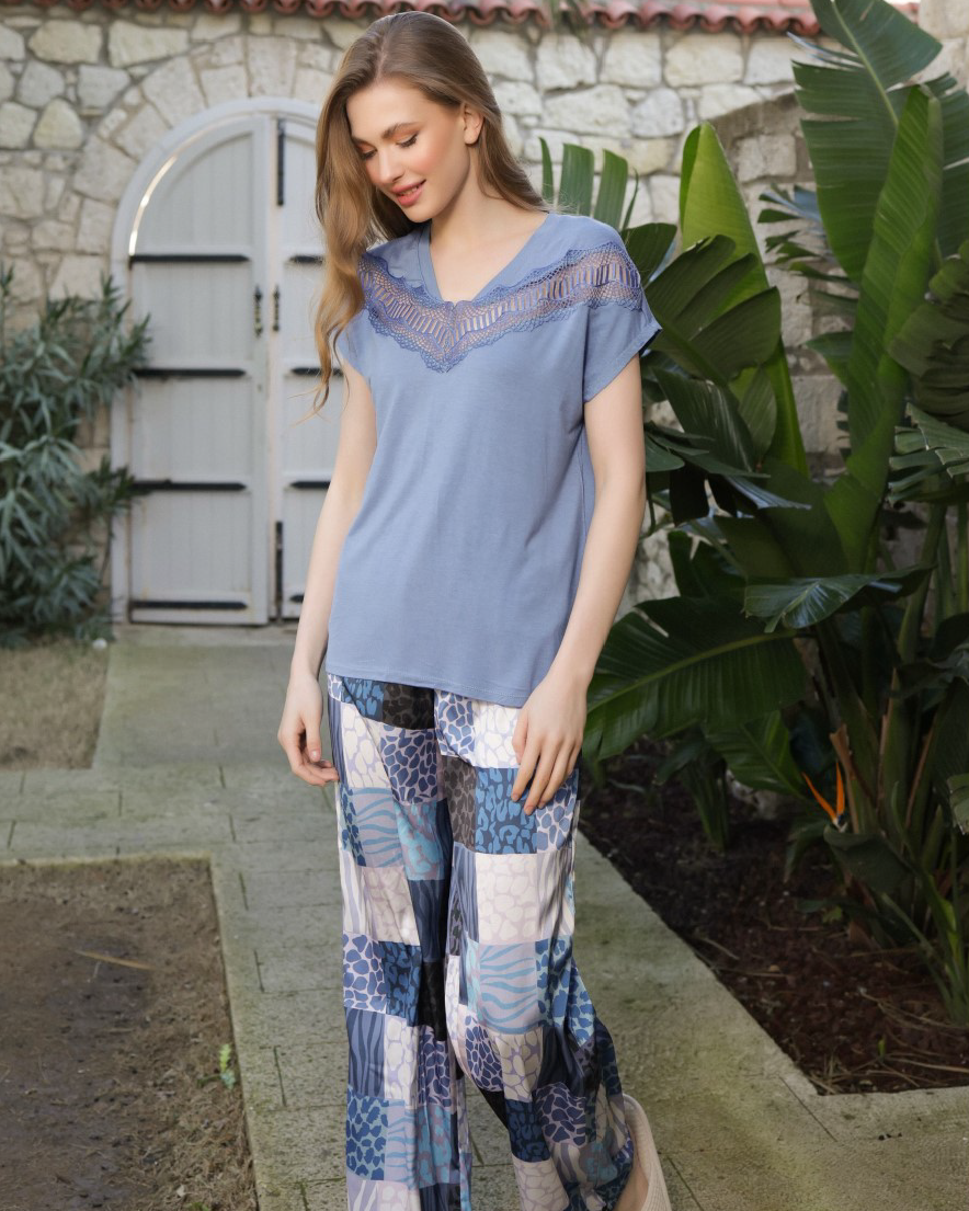 بيجامه حريمي نص كم دانتيل علي الصدر وبنطلون مطبوع مربعات