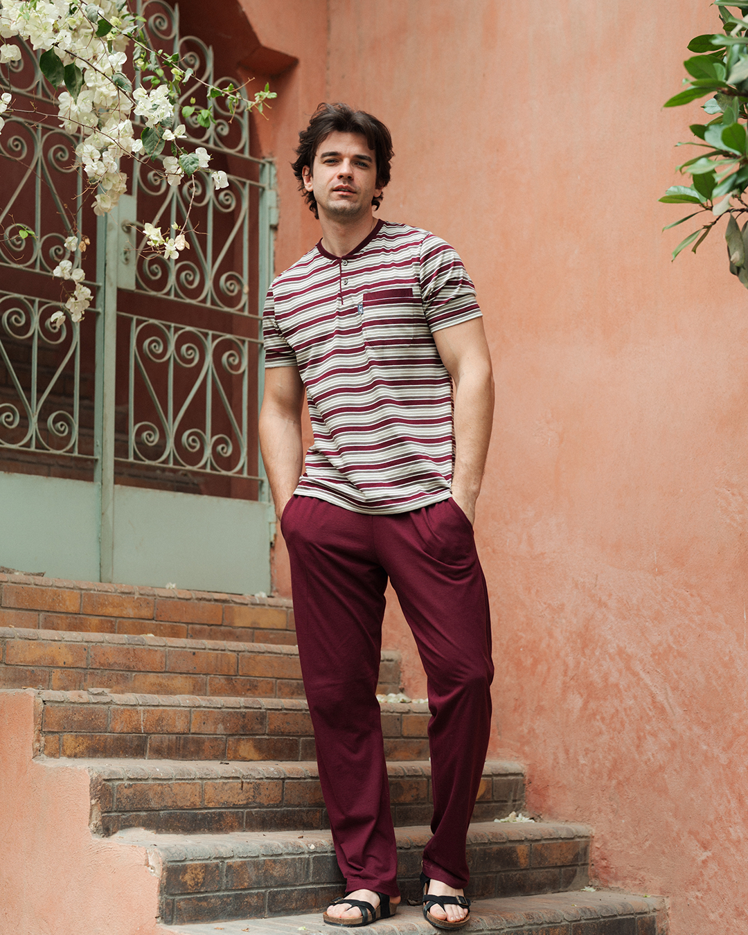 V بيجاما رجالى سترايبر نصف كم و بنطلون ساده