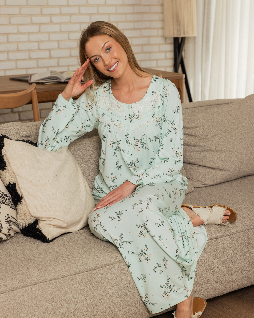 ‫قميص ليكرا‬‫ نودا رقبه مدوره بنيرفيرات وجبير و مرد بكم‬