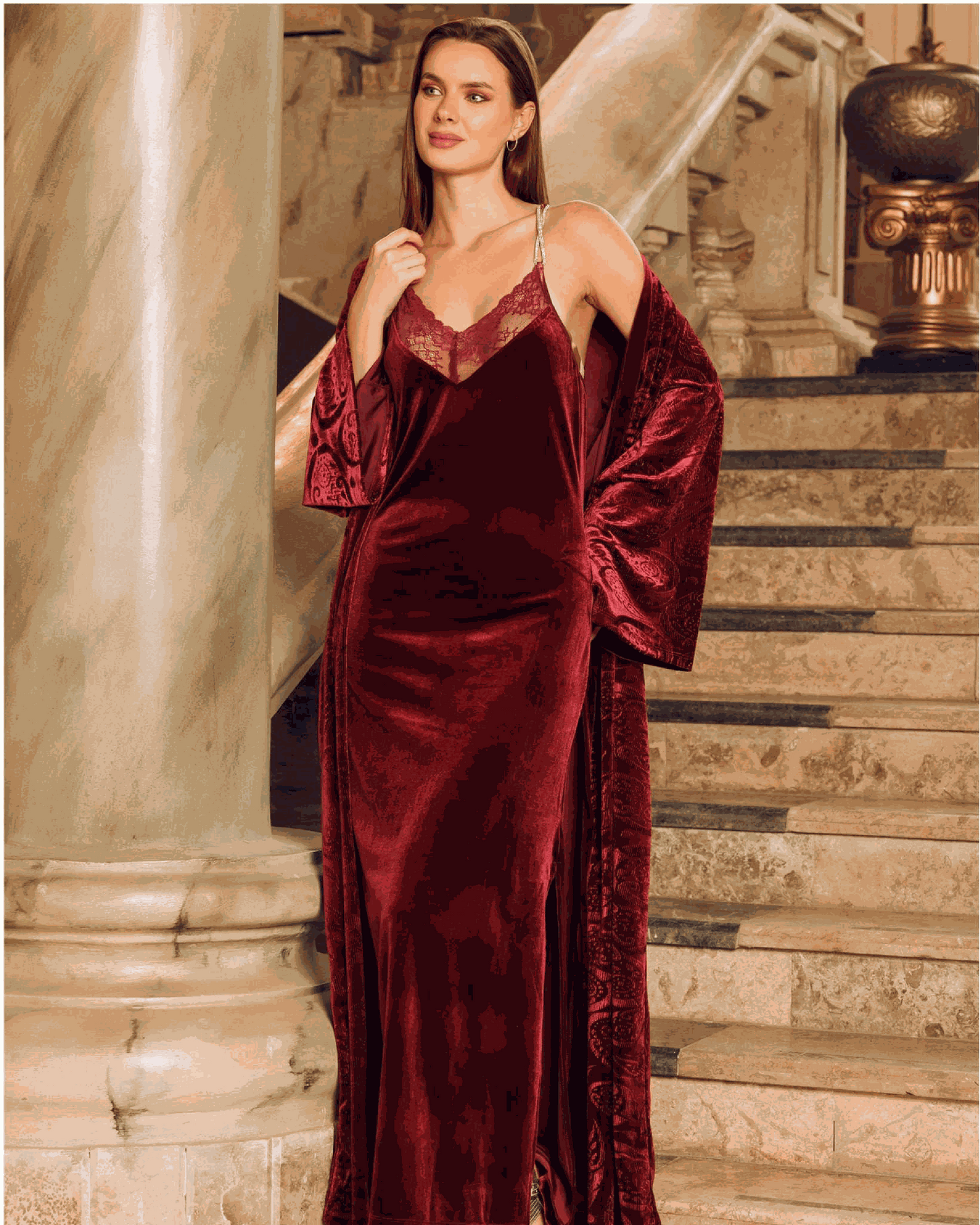 قميص حريمي طويل قطيفة دانتيل علي الصدر بروب طويل