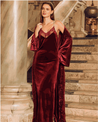 قميص حريمي طويل قطيفة دانتيل علي الصدر بروب طويل