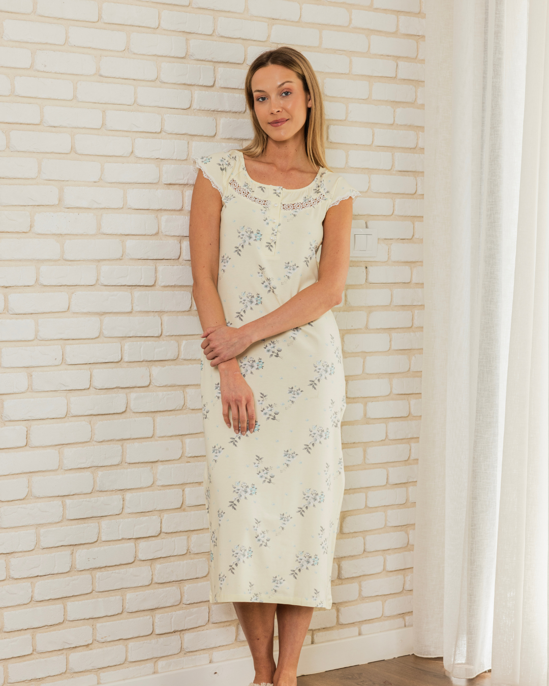 ‫قميص ليكرا راما‬‫ رقبه مدوره دانتيل مفرغ و مرد 1/4‬‫كم‬