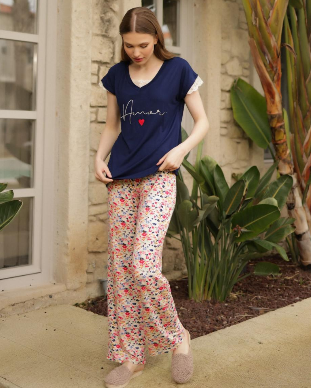 Women's half-sleeved pajamas with lace on the sleeve and floral trousers with a heart on the chest