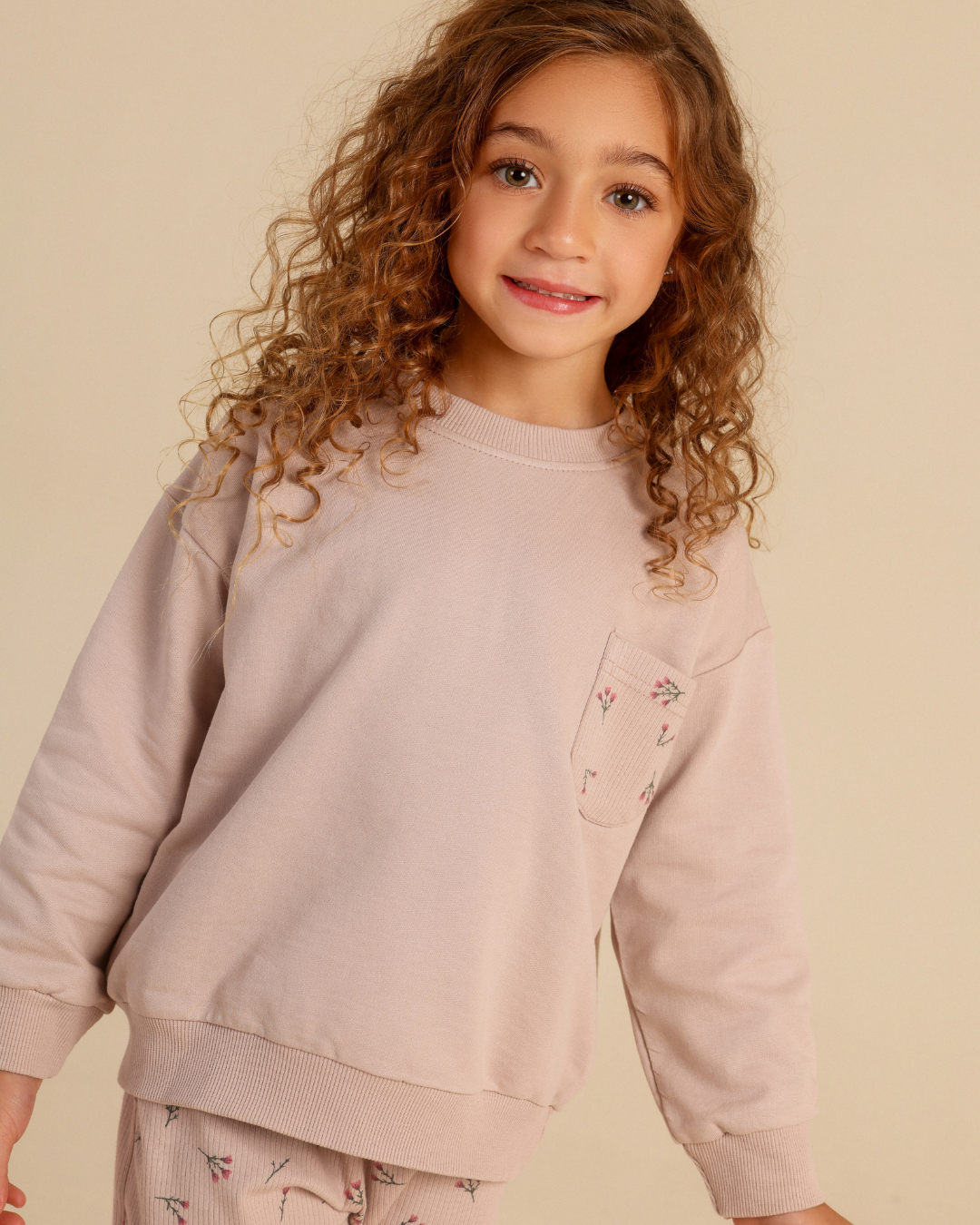 Girls' pajamas in warm colors with a floral print