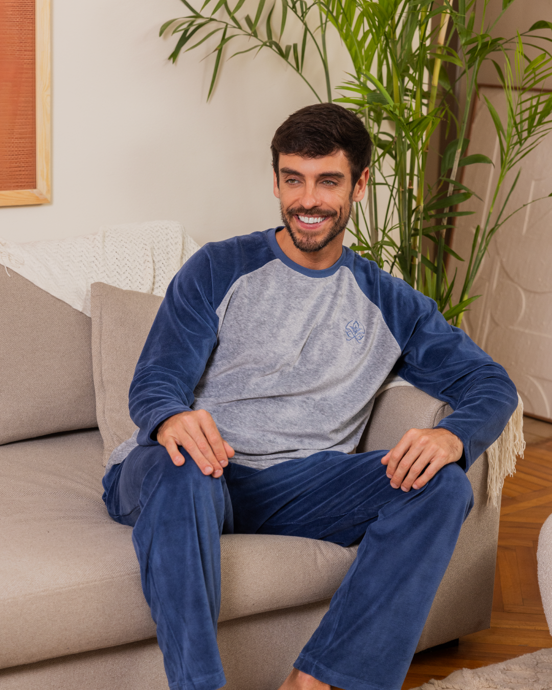Men's pajamas, plain long-sleeved velvet T-shirt with round neck, button-down collar, embroidered chest pocket and plain pants