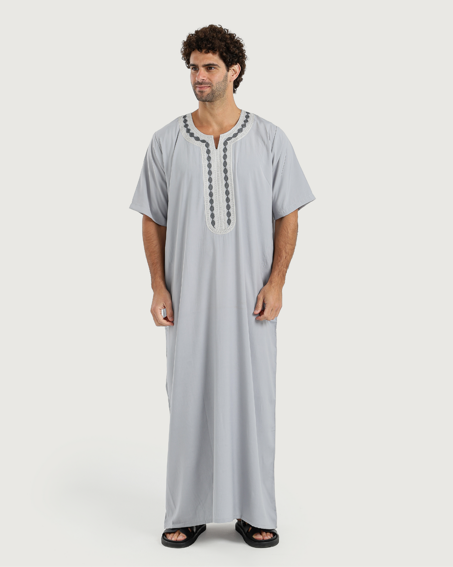 عبايه رجالي نص كم سادة مطرزة 02