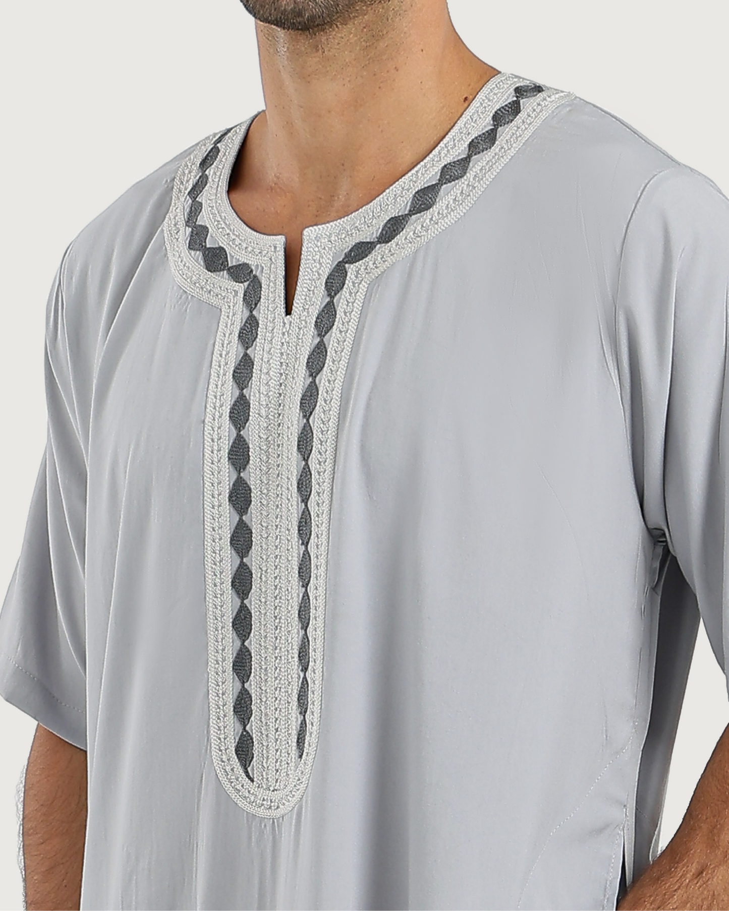 عبايه رجالي نص كم سادة مطرزة 02