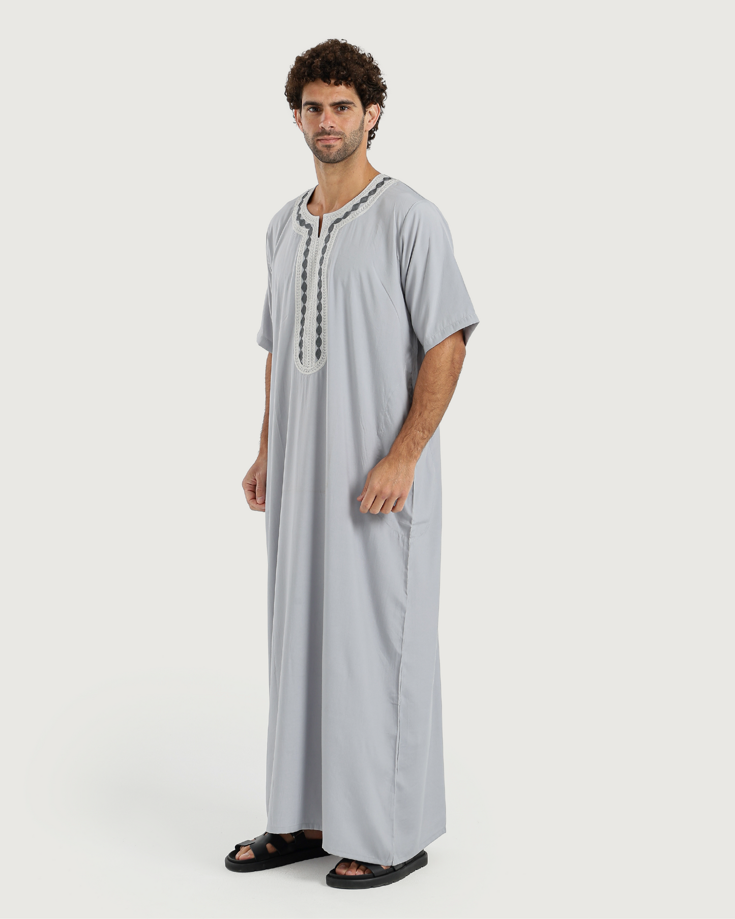 عبايه رجالي نص كم سادة مطرزة 02