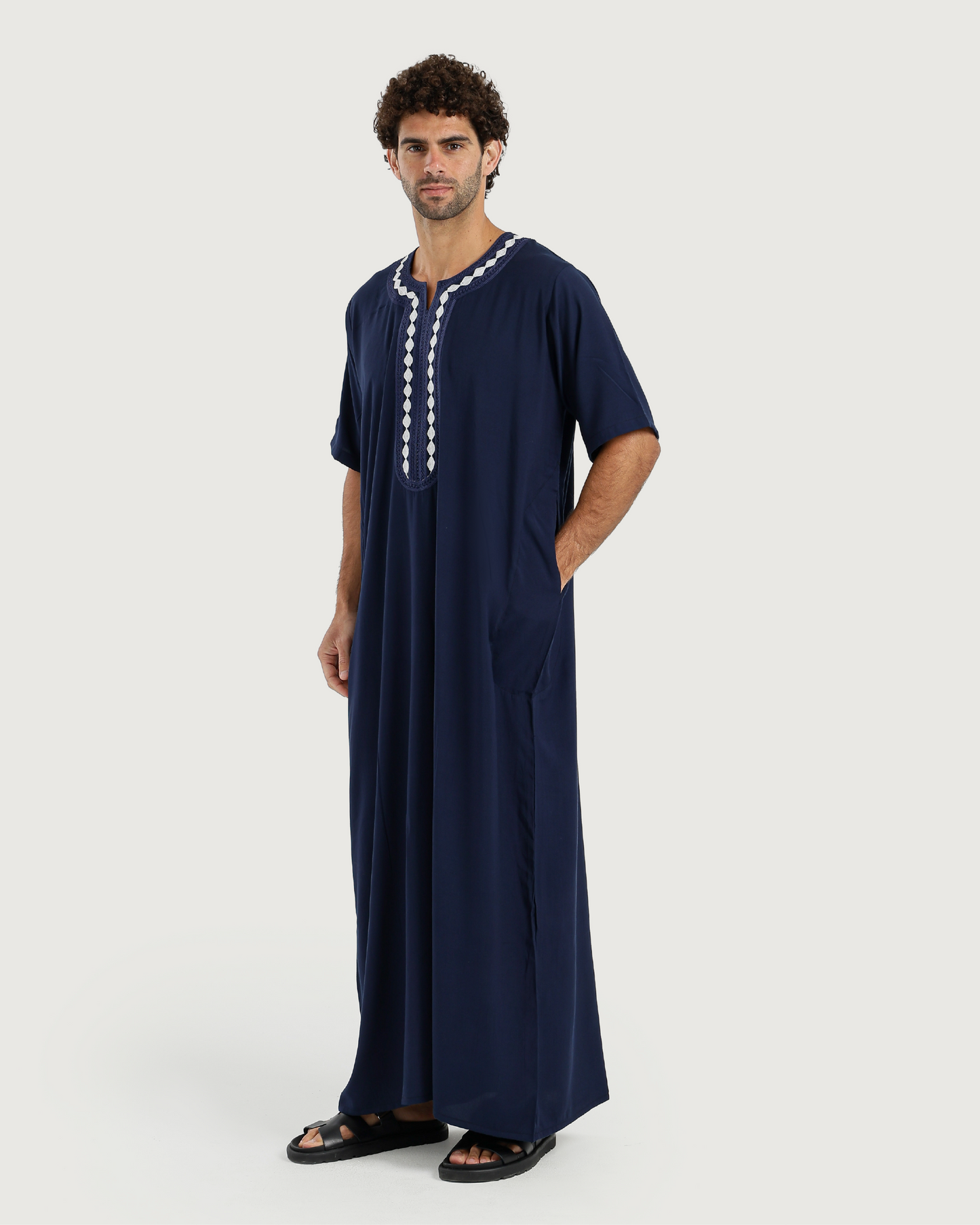 عبايه رجالي نص كم سادة مطرزة 02
