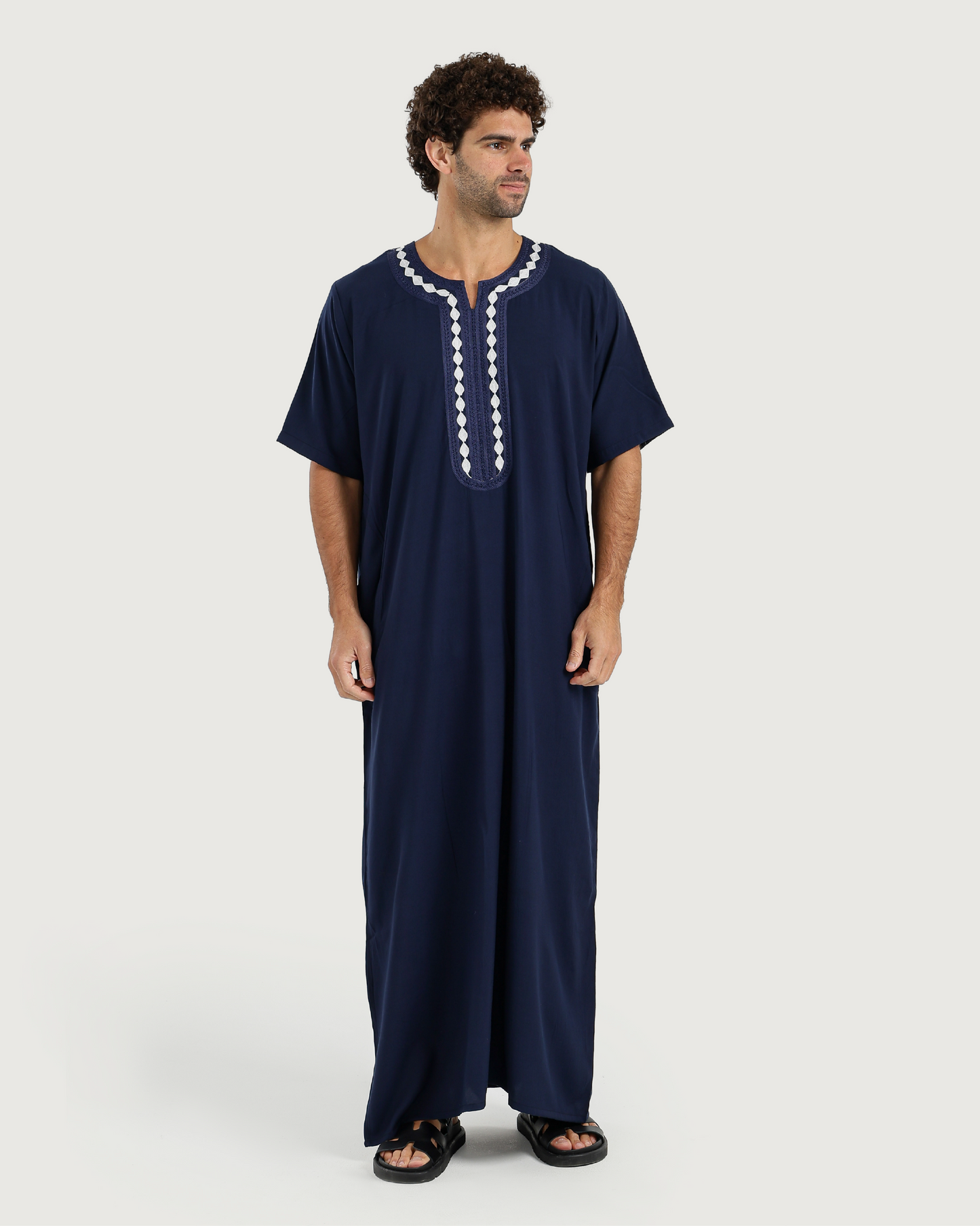 عبايه رجالي نص كم سادة مطرزة 02