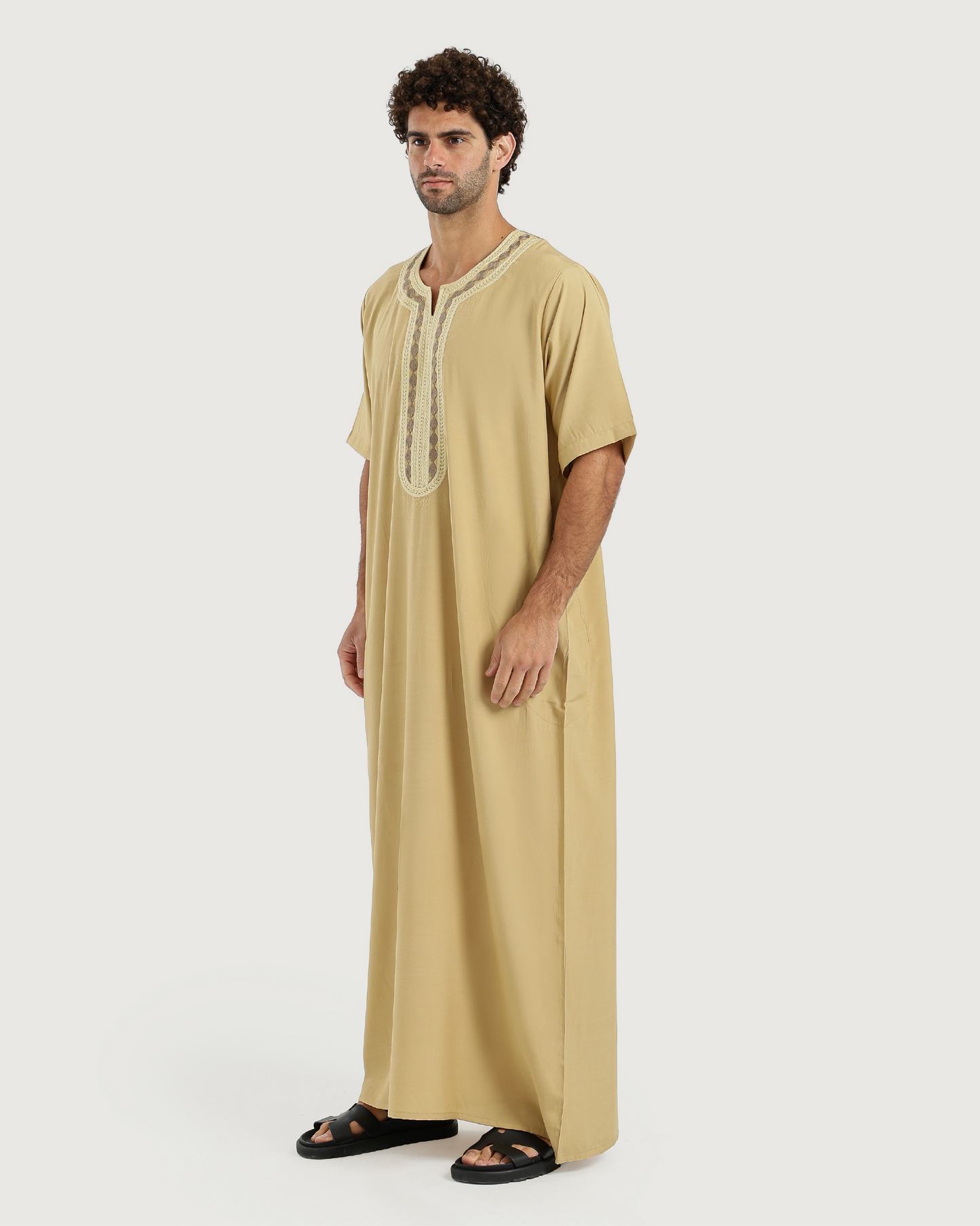 عبايه رجالي نص كم سادة مطرزة 02