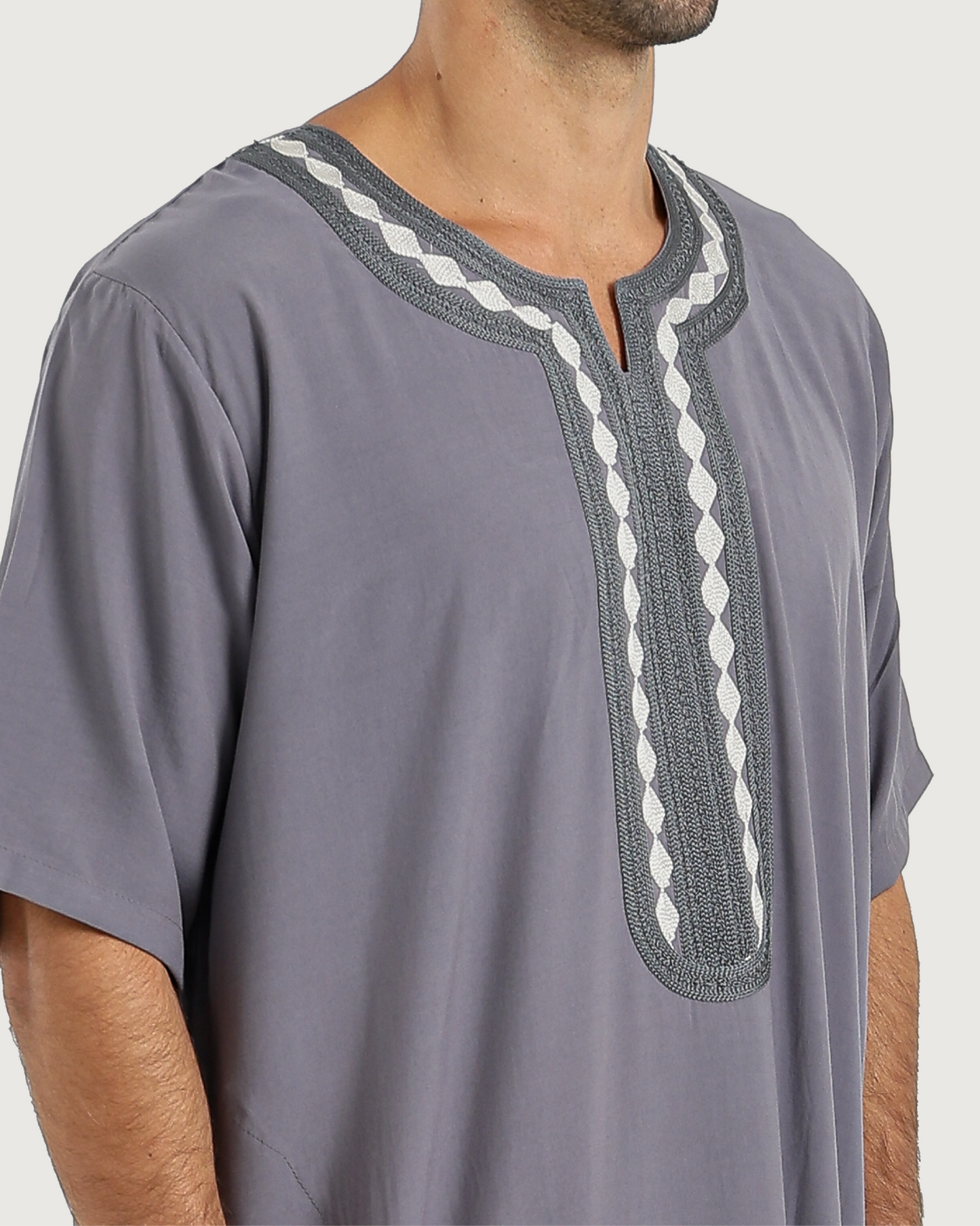 عبايه رجالي نص كم سادة مطرزة 02