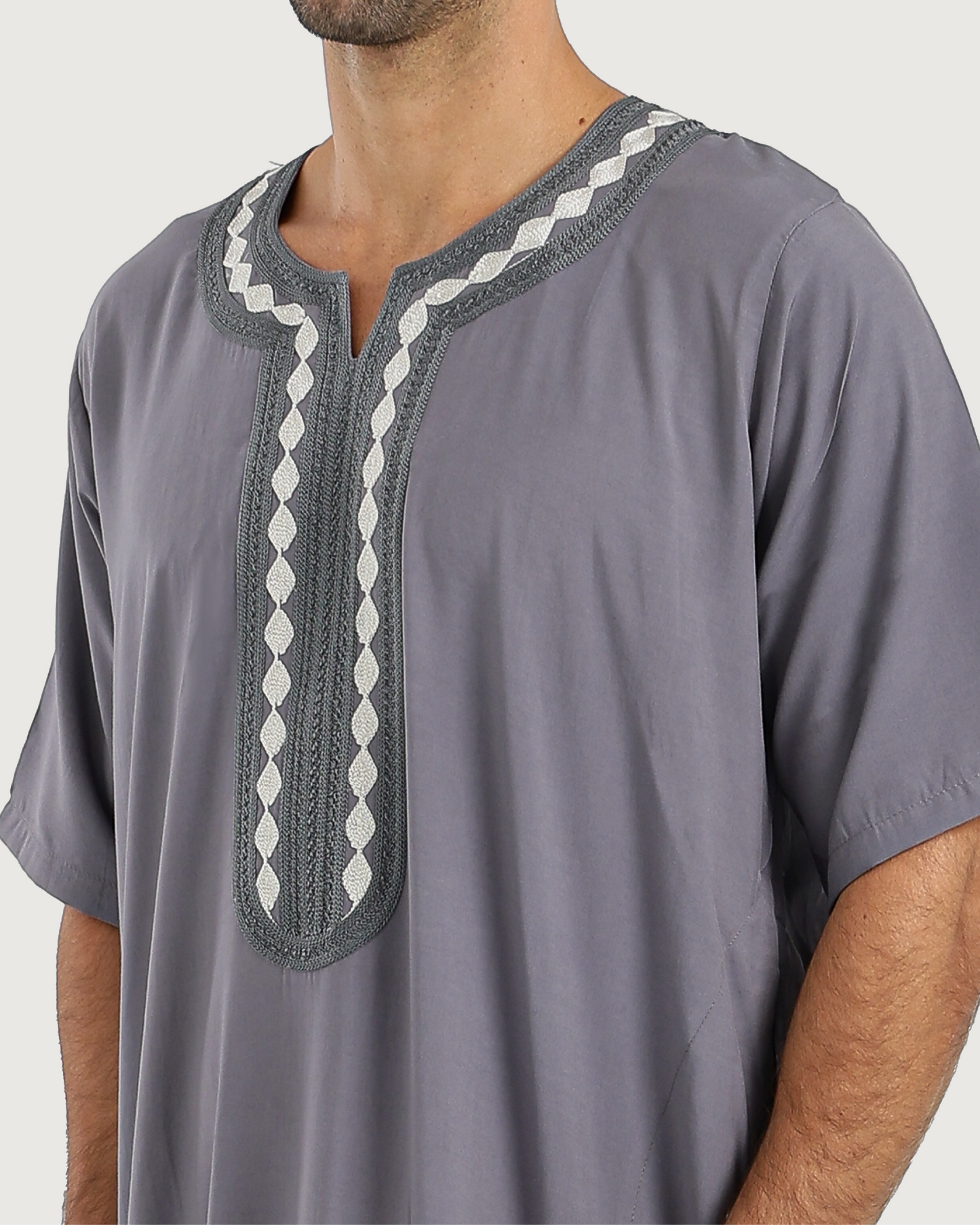 عبايه رجالي نص كم سادة مطرزة 02